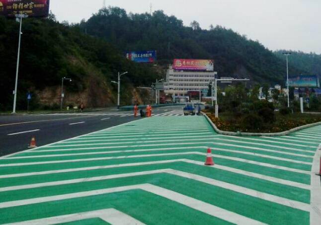 西高速路口導(dǎo)流帶交通安全設(shè)施
