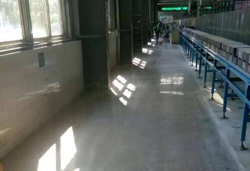 裝甲地坪地坪和環(huán)氧地坪差別有多大？十堰固化拋光裝甲地坪如何施工？